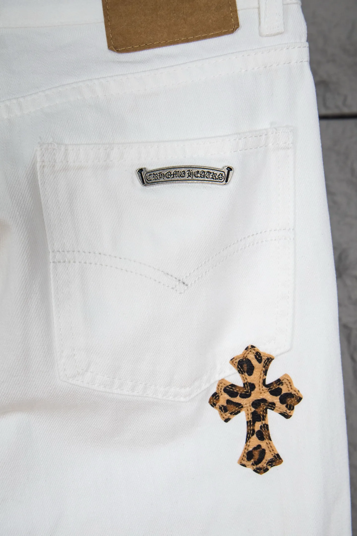 P260 Top version CH Chromehearts 2025 new Mattyboy hand-painted custom CH painted graffiti leopard print cross patchwork leather jeans jeans top ceiling quality styles with different washed textures, very friendly to people with thin legs and thick legs, the straight and loose version is very flattering to the leg shape. Moderate length that never goes out of style, easy and casual to match, basic styling for various styles, a must-have in the wardrobe! The fabric is stiff but also makes the upper body soft without losing texture. The washing process is even more perfect. It is a must-have item for everyone! ! ! Washed wheat, hang tag, pants label, three complete labels, color: white, size: 28, 30, 32, 34